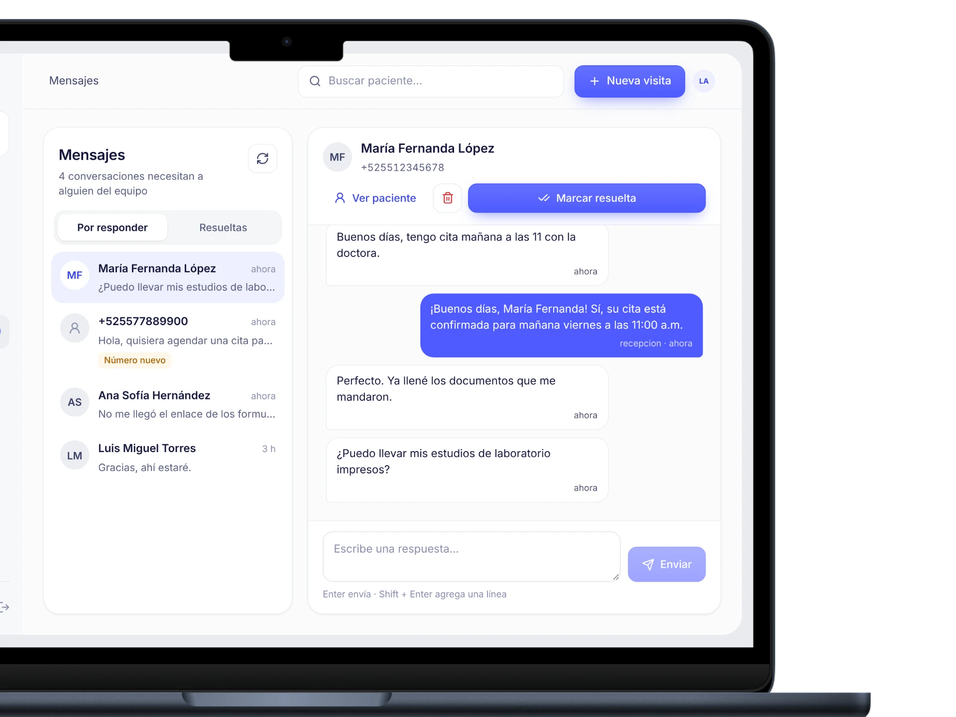 Kensa en una laptop: la bandeja de Mensajes con la conversación de una paciente abierta